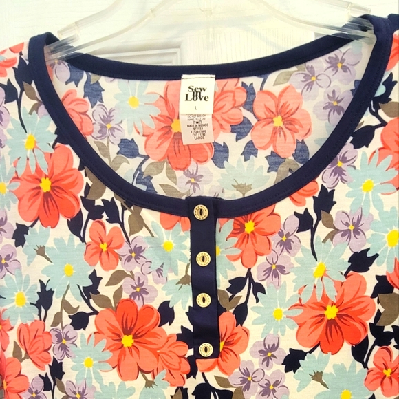 Sew In Love NWOT Floral Henley Top Large - Picture 4 of 9